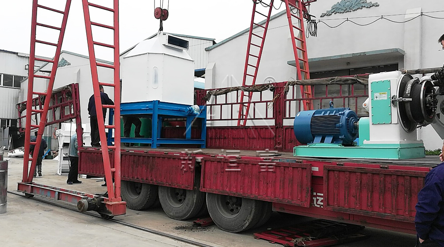 先前SZLH420禽畜顆粒機(jī)組發貨現場 先前SZLH420禽畜顆粒機組發貨現場