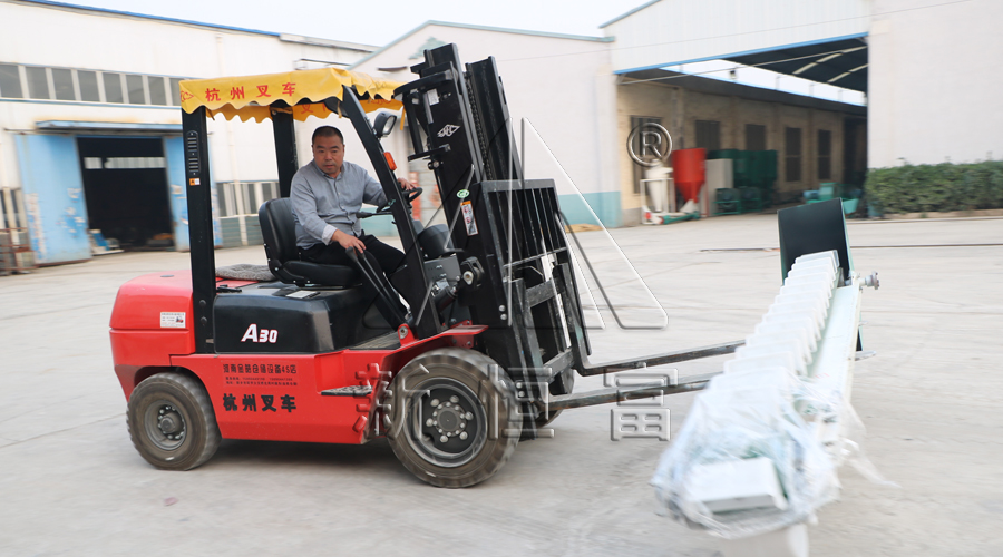 物料（liào）輸（shū）送機