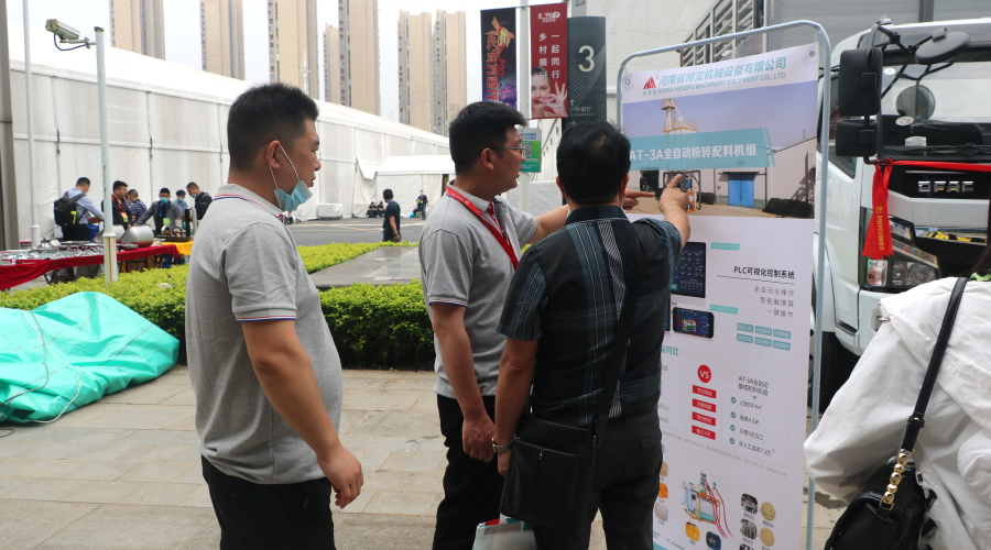 客戶谘詢絡繹不絕 客戶谘詢絡繹(yì)不絕